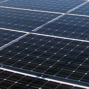 zoom sur des panneaux photovoltaïques de la centrale de Champigny sur Marne, par Sipperec